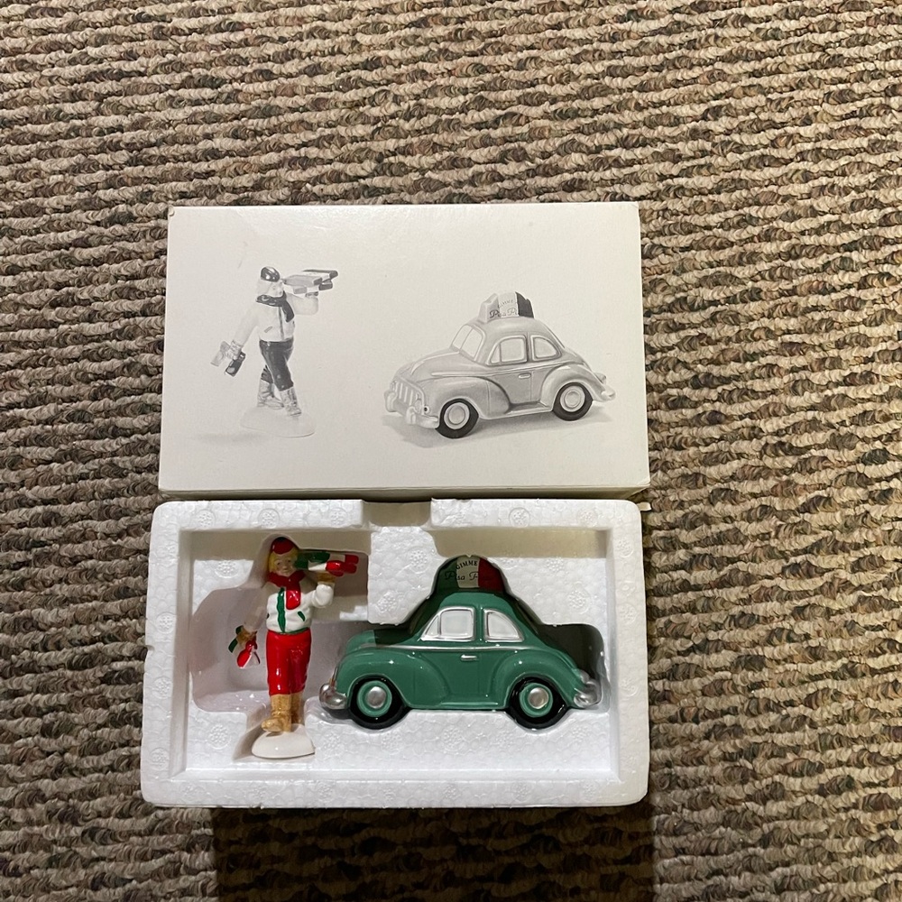 Department 56 Green pizza delivery